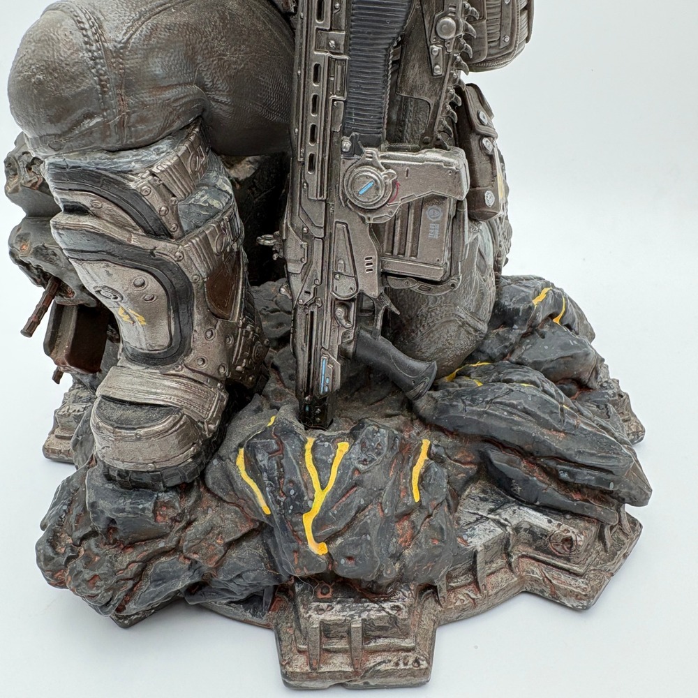 Gears of War 3 Epic Edition Xbox 360 Game, Marcus Fenix Statue, Medal, Book 2011 - Picture 9 of 16